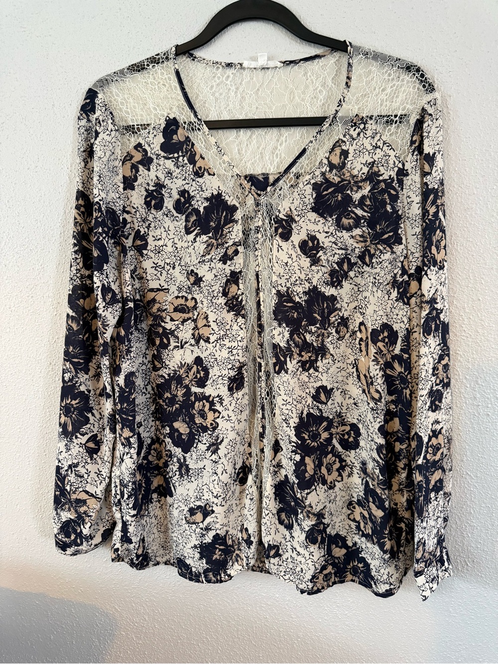 (M) pleione Floral Lace-Trim V-Neck Long Sleeve Top - Navy & Cream